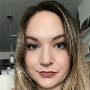 Meet your Posher, Caitlin